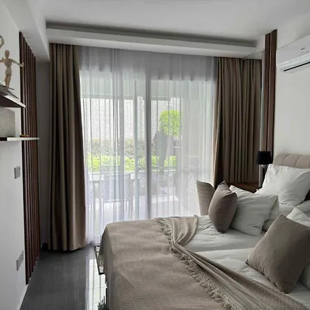 Elizabeth Courtyard Apartment *
