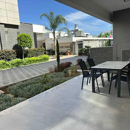 Elizabeth Courtyard דירה