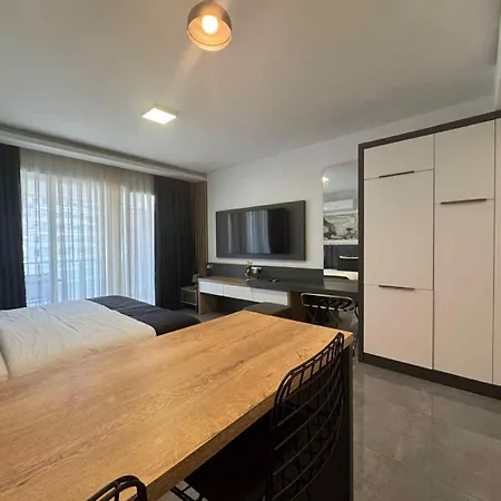 Elizabeth Courtyard Apartment